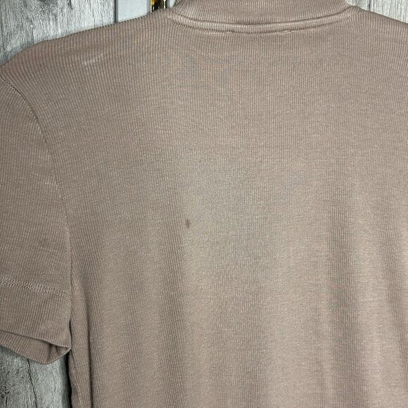 Babaton Cropped Top Ribbed Short Sleeves Beige Tan Color - Picture 5 of 6